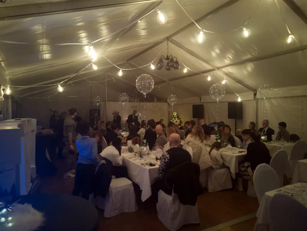Hochzeit in einem Zelt in Porta Westfalica, mit Beleuchtung , XXL Love Buchstaben, Jukebox und Audiogrußtelefon
