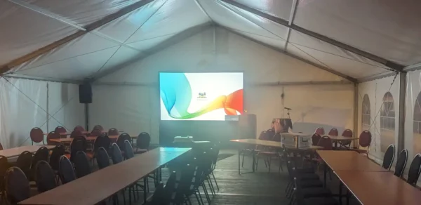 Beamer und Leinwand in einem Zelt in Löhne