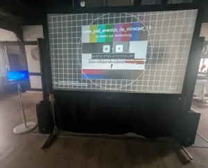 Mobiles Beamer-Set mit Stativ-Leinwand und Ultrakurzdistanz-Beamer für Hochzeitsvideos und Seminare in OWL.