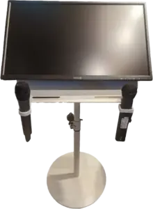 sänger bildschirm mit mikrofonhalterungen für Karaoke