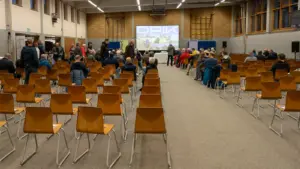 Umfangreiche Medientechnik von PVD Events in einer Turnhalle in Wunstorf: Große Leinwand, Laser-Beamer und professionelles Sound-System.