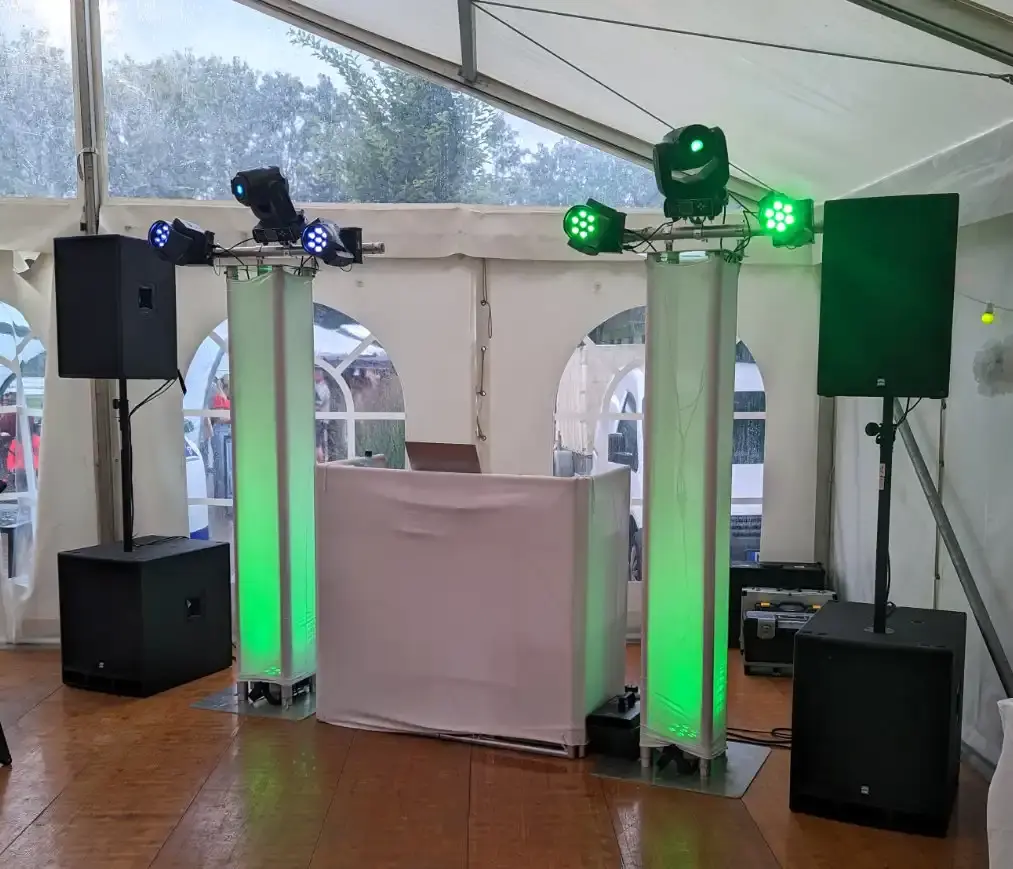 Exklusives DJ-Setup von PVD Events mit Moving Heads, Design-Towern und professioneller Beschallung bei einer Hochzeit im Zelt
