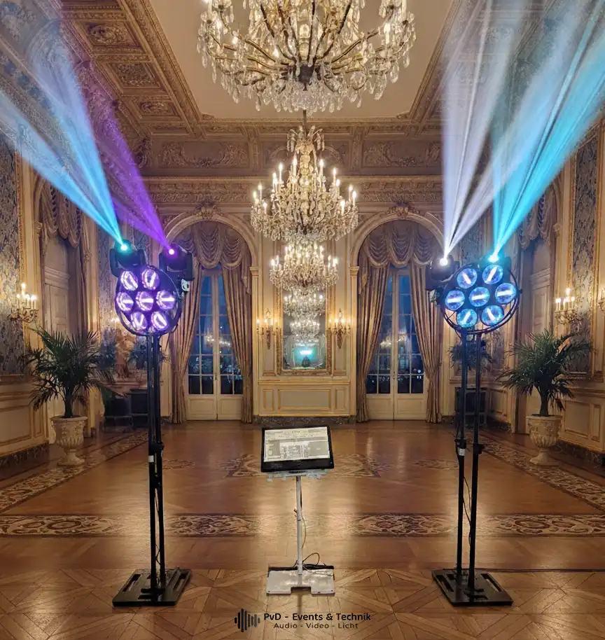 Eine moderne digitale Jukebox mit professionellen Säulenzug-Lautsprechern und Partybeleuchtung in einem festlichen Saal in Bückeburg oder Detmold.