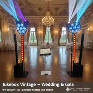 Modernes Jukebox-System 'Vintage Wedding & Gala' von PVD Events in einem prachtvollen Festsaal mit Kronleuchtern. Zu sehen sind zwei schlanke Säulen-Lautsprecher, Moving-Heads, LED-Bars und das zentrale Touchscreen-Pult auf weißem Stativ.