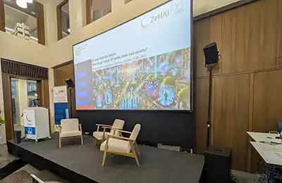 Professionelles Seminar-Setup mit Rahmenleinwand und lichtstarkem Projektor in der Stadthalle Rheine.