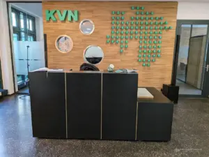 Professionelle Tontechnik mit Yamaha STAGEPAS Säulen-PA und Sennheiser EW-D Funkmikrofon-System. Zum Einsatz gekommen beim Empfang eines Business-Events in der Kassenärztlichen Vereinigung Niedersachsen (KVN), Hannover. Umsetzung durch PvD - Events & Technik.