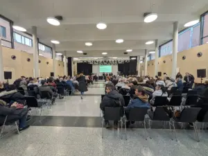 Professionelle Beschallungsanlage von PvD Events bei einer Konferenz in Dortmund mit Delayline-Lautsprechern für optimale Sprachverständlichkeit.