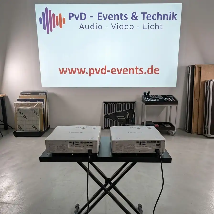 Professionelles Beamer-Stacking mit 14.400 Lumen für Events in OWL – PvD Events & Technik