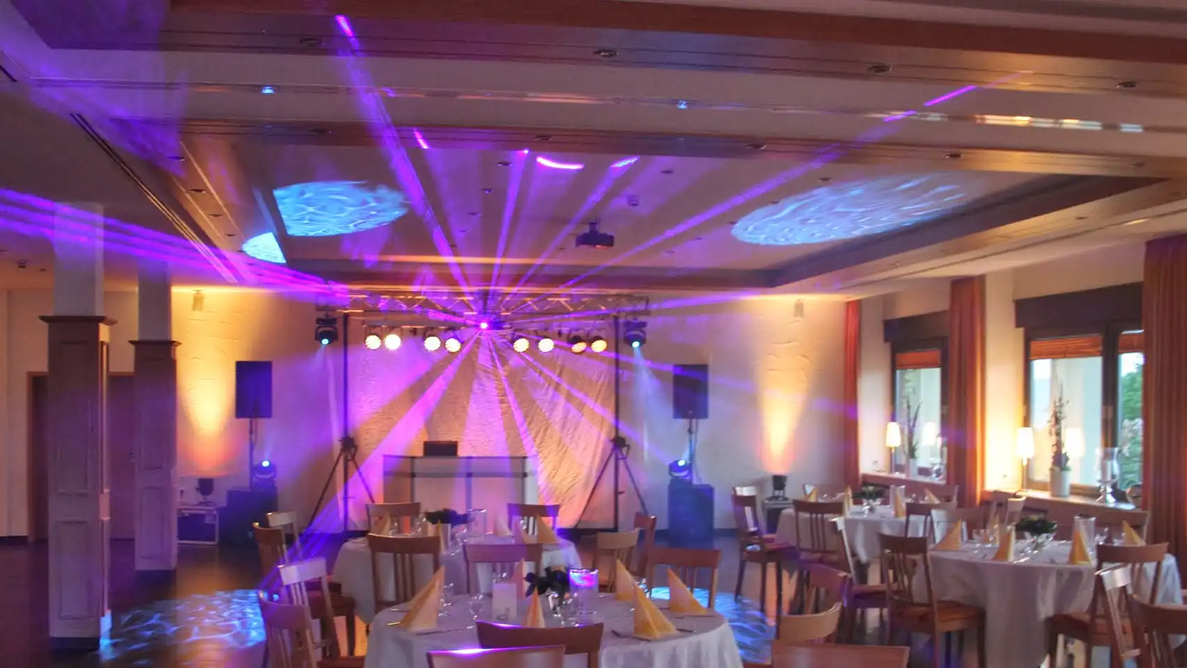 Professionelles DJ-Setup mit Laser-Lichtshow und Moving Heads in der Wiehen-Therme Hüllhorst von PvD Events.