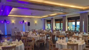 Veranstaltungstechnik und blaues Uplighting von PvD Events in der Wiehen-Therme Hüllhorst.