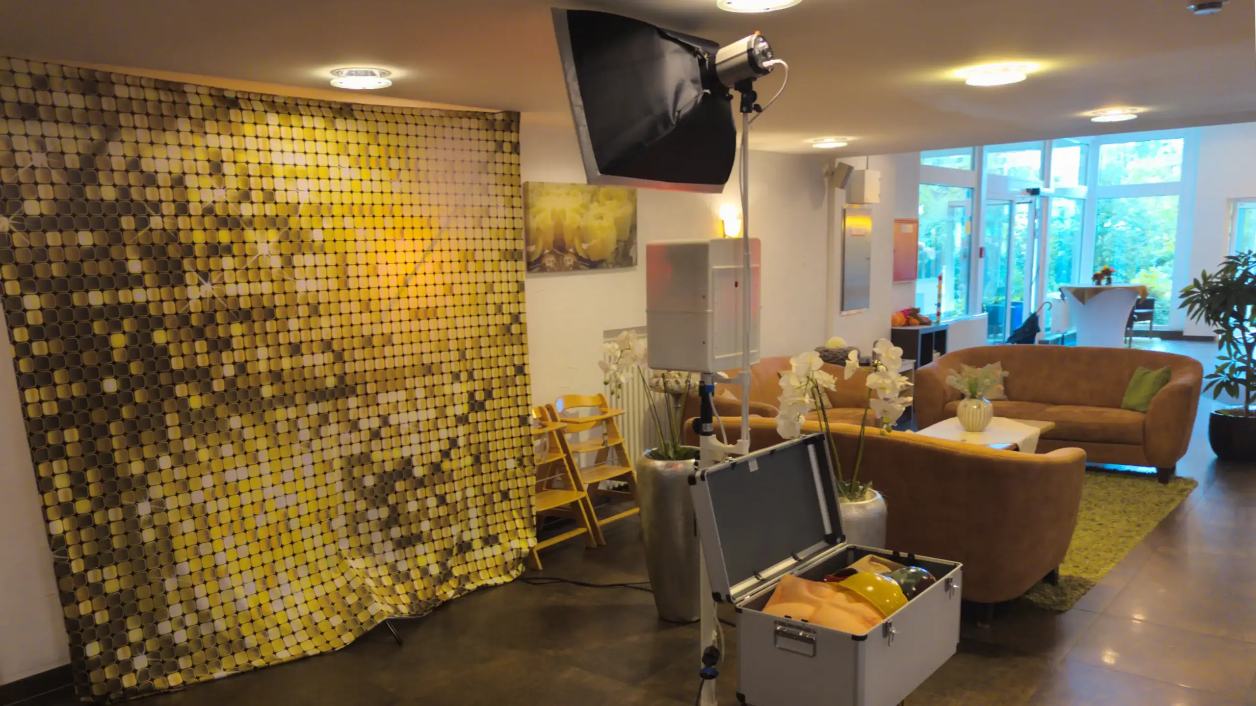 Fotobox mit Goldglitzer-Hintergrund und Requisiten in der Wiehen-Therme Hüllhorst von PvD Events.