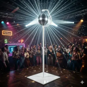 Exklusives Spiegelkugel-Set 'Elegance 50' von PvD - Events & Technik mit weißem Tellerstativ, quadratischer Bodenplatte und weißer Halterung in einer stimmungsvollen Partysituation mit Lichtstrahlen.