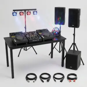 Ein kompaktes DJ-Technik Komplettset für Jugendpartys im quadratischen 1:1 Sinnbild-Stil. Auf einem schlichten, modernen DJ-Tisch steht ein professionelles Pioneer DJ-Setup mit zwei XDJ-Playern und einem Mischpult, im Hintergrund dezent ausgeleuchtet von einer LED-Lichtbar für echtes Club-Feeling.