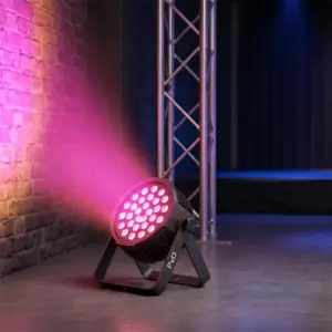 Ein kompakter U'King LED Flat Par Scheinwerfer im aktiven Einsatz als Floorspot für farbintensives Uplighting an einer rustikalen Ziegelwand bei einem Event von PvD - Events und Technik.