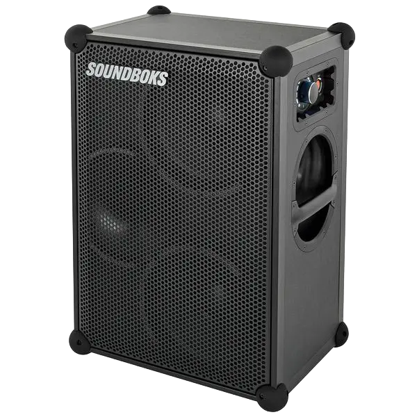 Mobiler Akku-Bluetooth-Lautsprecher SOUNDBOKS 4 in Schwarz mit robustem Pappelholzgehäuse, Eckschützern, seitlichen Tragegriffen und Waben-Frontgitter frei stehend vor neutralem Studiolook-Hintergrund.