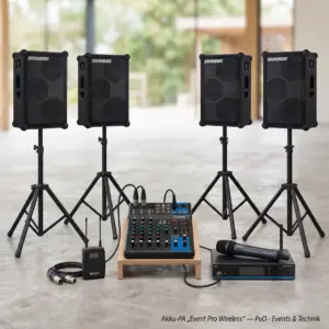 Produktfoto des Tonanlagen-Mietsets Akku-PA Event Pro Wireless von PvD - Events & Technik mit 4 SOUNDBOKS 4 Lautsprechern auf Stativen, einem kompakten Mischpult, SKAA Funk-Transmitter und Sennheiser Funkmikrofon.