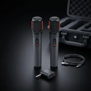 Ein JBL Wireless Microphone Set, bestehend aus zwei kabellosen Handmikrofonen und einem passenden Funkempfänger, platziert auf einem dunklen, strukturierten Untergrund vor einem Studio-Hintergrund mit JBL Branding.