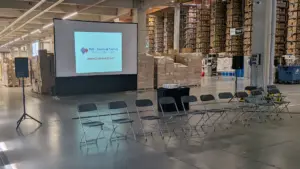 Professionelles Projektions-Setup von PvD - Events & Technik für eine Betriebsversammlung nahe der Messe Hannover (Laatzen) mit 4,60m Rahmenleinwand und 7.200 ANSI-Lumen Beamer.