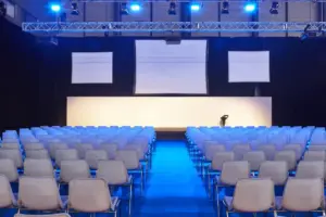 Bühnensetup mit Konferenzbestuhlung, Traversensystem und Projektionsleinwänden für B2B-Events in Detmold