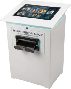 SmartPrint AI Magic Fotostation von PvD - Events & Technik in weißem Terminal-Gehäuse mit Touchscreen für KI-Live-Stil-Transformationen, QR-Code-Upload und Front-Druckausgabe als Studiofoto auf weißem Hintergrund.