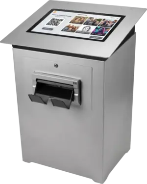 SmartPrint Point Fotodruck-Terminal von PvD - Events & Technik mit Touchscreen, QR-Code-Upload für Smartphone-Fotos und Frontausgabe für Sofortausdrucke als Studioaufnahme auf weißem Hintergrund.