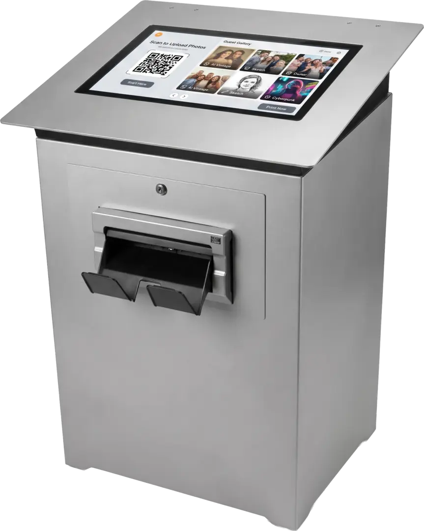 SmartPrint Point Fotodruck-Terminal von PvD - Events & Technik mit Touchscreen, QR-Code-Upload für Smartphone-Fotos und Frontausgabe für Sofortausdrucke als Studioaufnahme auf weißem Hintergrund.